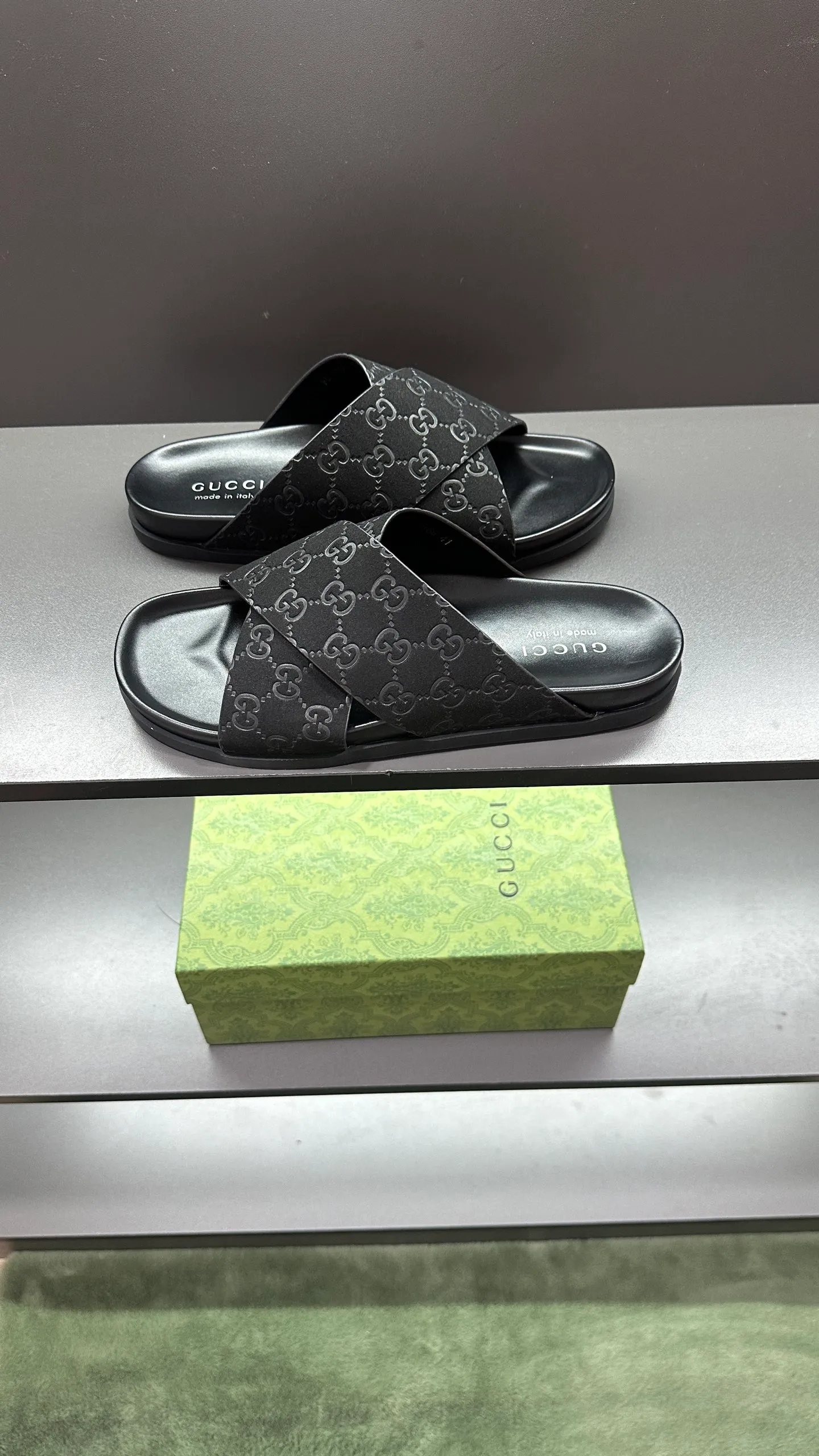 [G Home New Style] P: 300💰Men's size 39~45, (46. Customized) This slipper is made of GG polyester fiber and is decorated with a Gucci label on the front, which adds a striking logo feel to the style. "Gucci Made in Italy" stamped label Rubber sole Flat Made in Italy